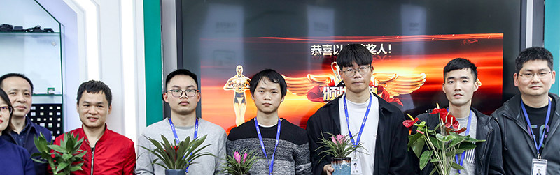 微能信息_優(yōu)秀新人領獎 (1).jpg